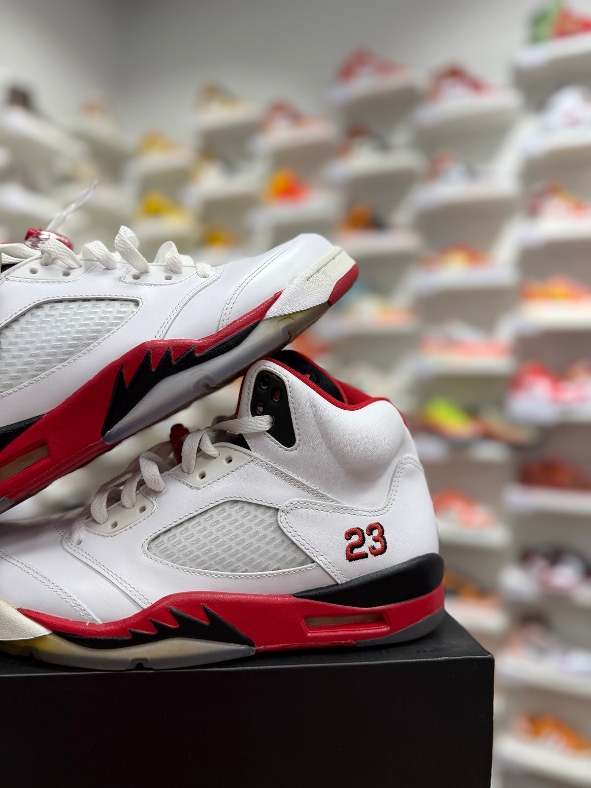 Jordan 5 Retro Fire Red Black Tongue (2013) - 42Eu (USED)