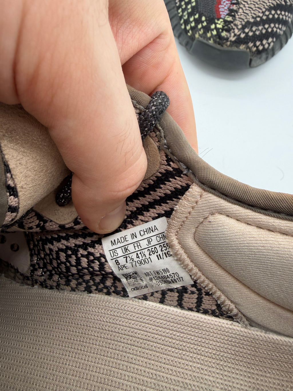 Yeezy Boost 350 V2 Yecheil - 41Eu (USED)