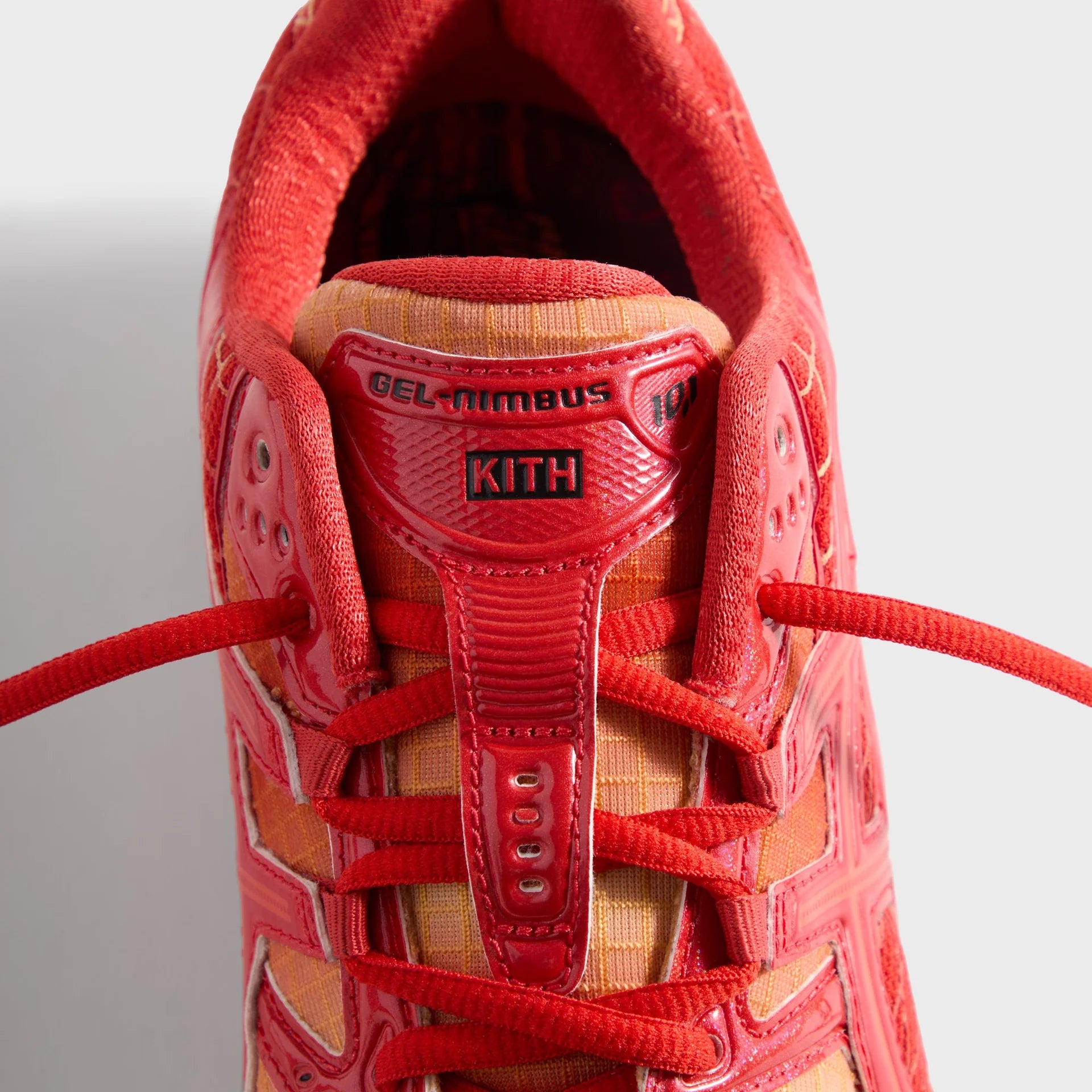 ASICS Gel-Nimbus 10.1 Kith Marvel vs. Capcom Iron Man vs. Mega Man (fumetto incluso) Special Box