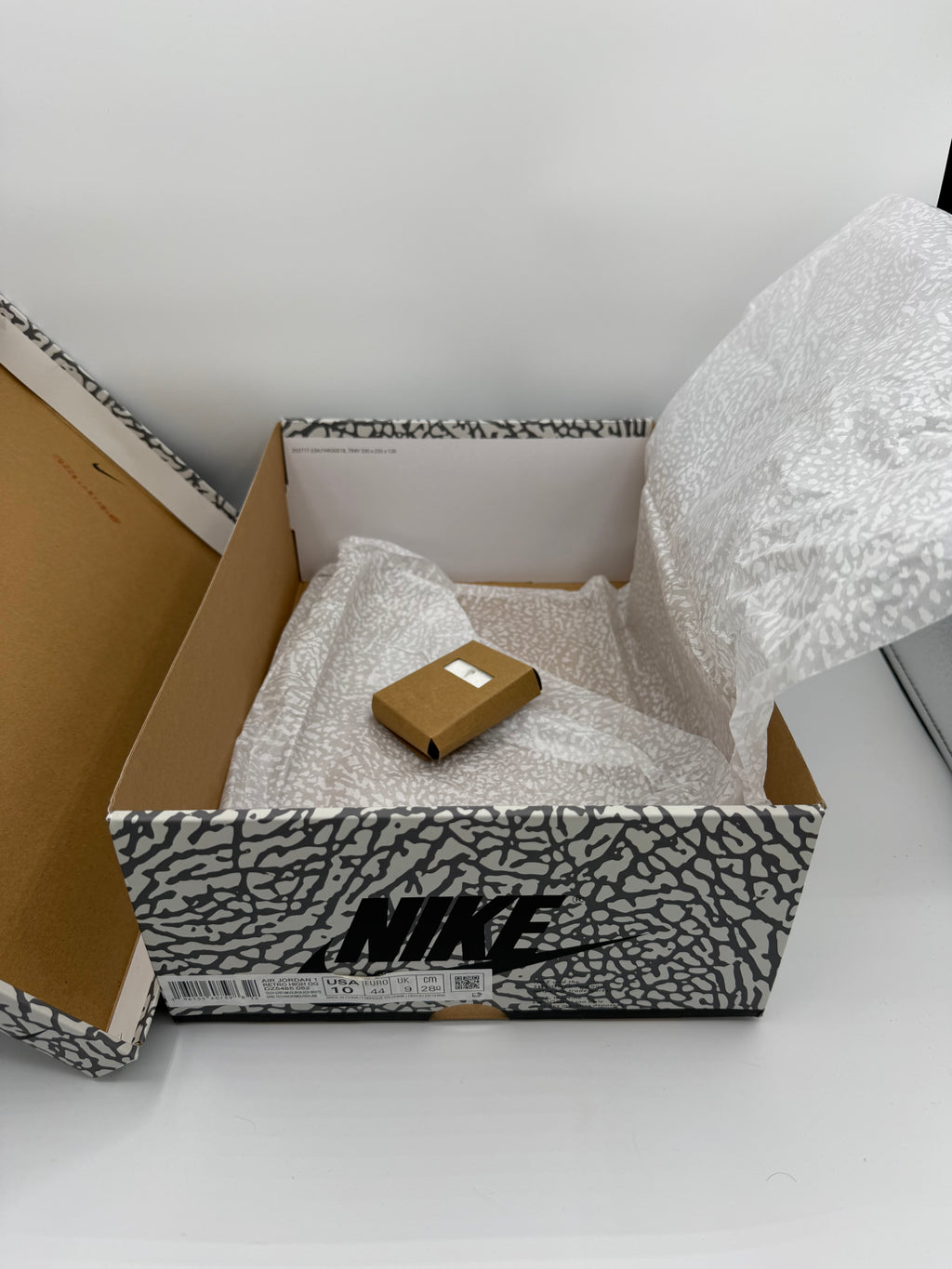 Jordan 1 High Cement - 44Eu (USED)