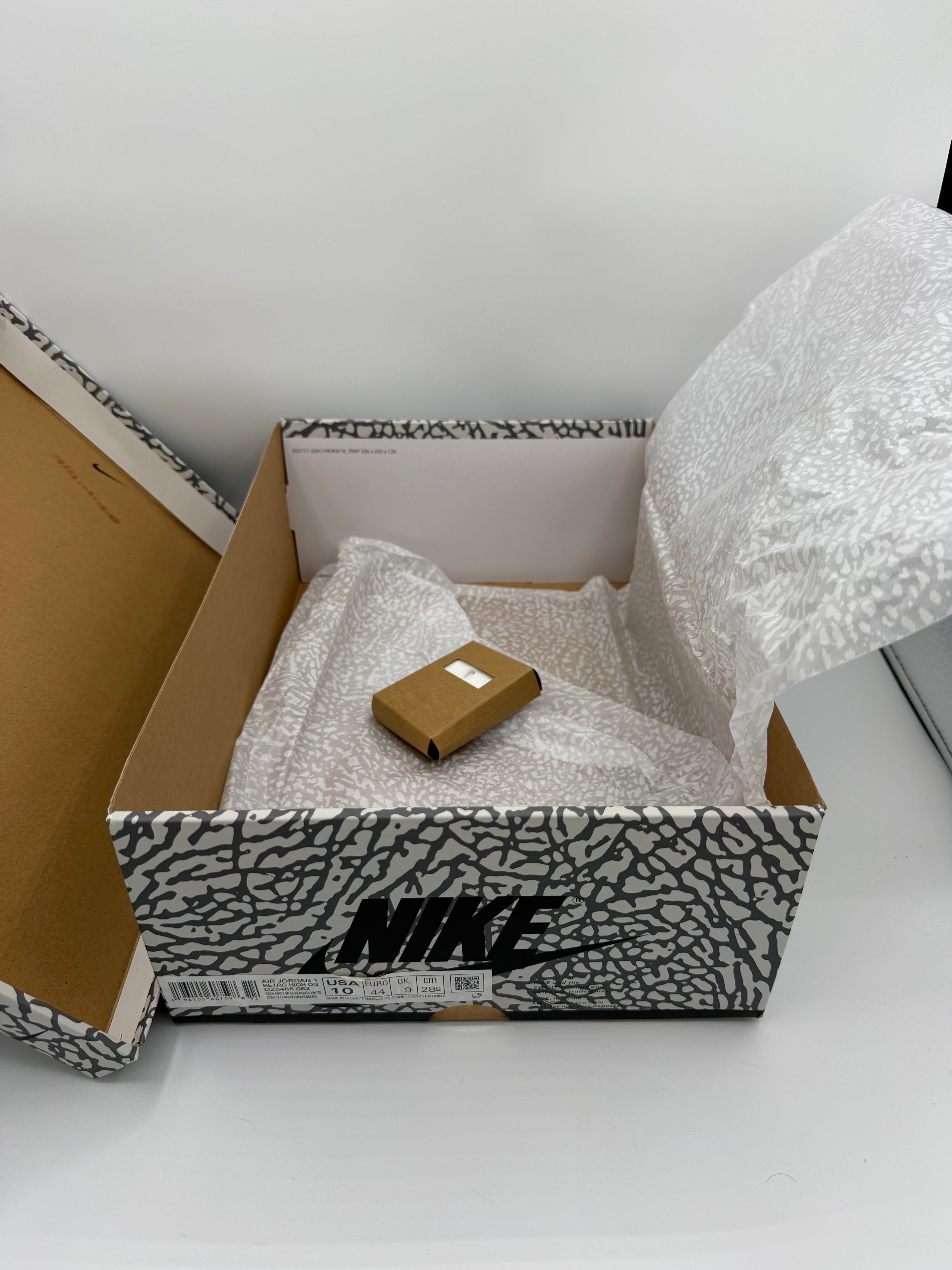 Jordan 1 High Cement - 44Eu (USED)