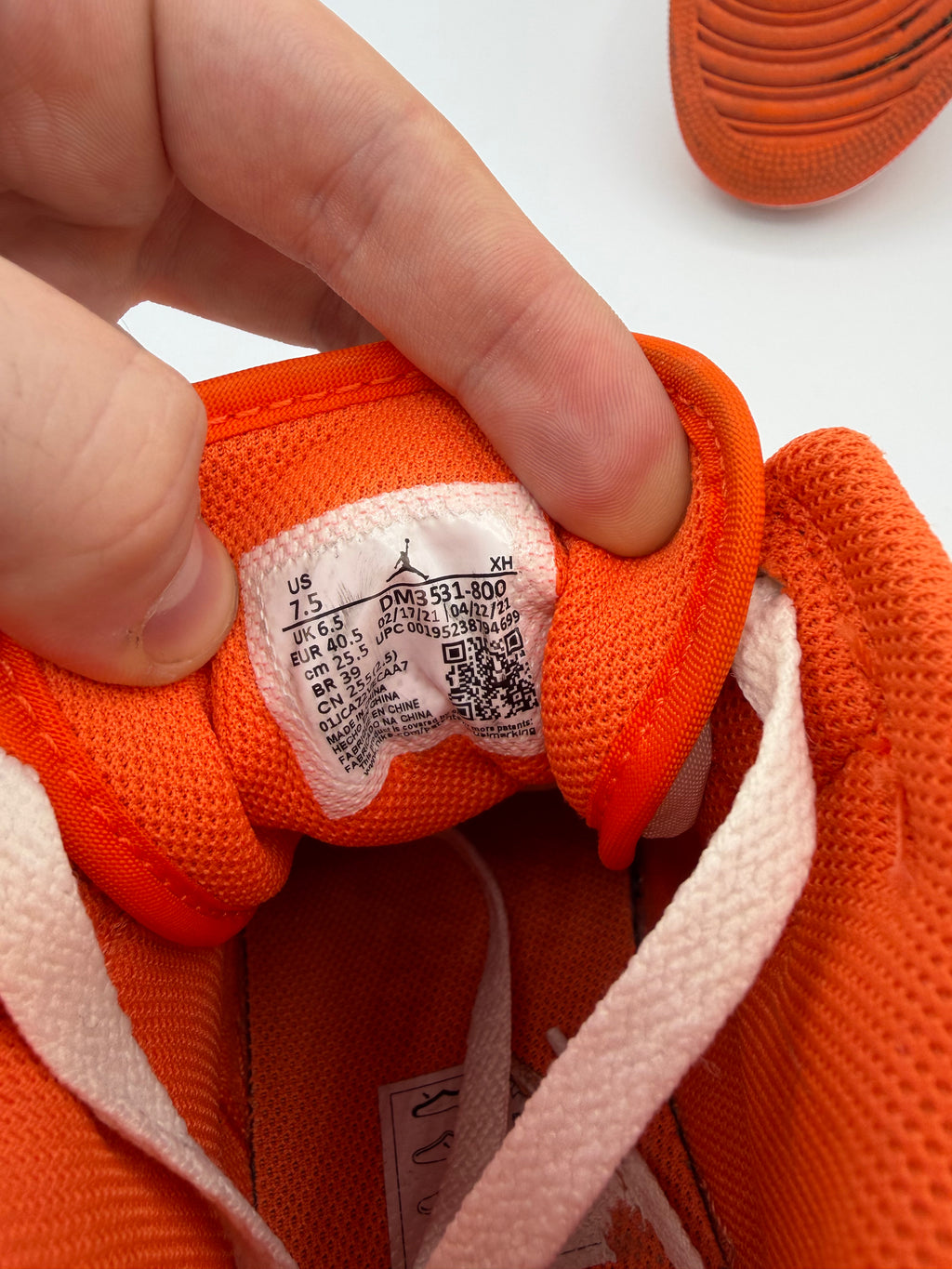 Jordan 1 Mid Orange  - 40,5Eu (USED)