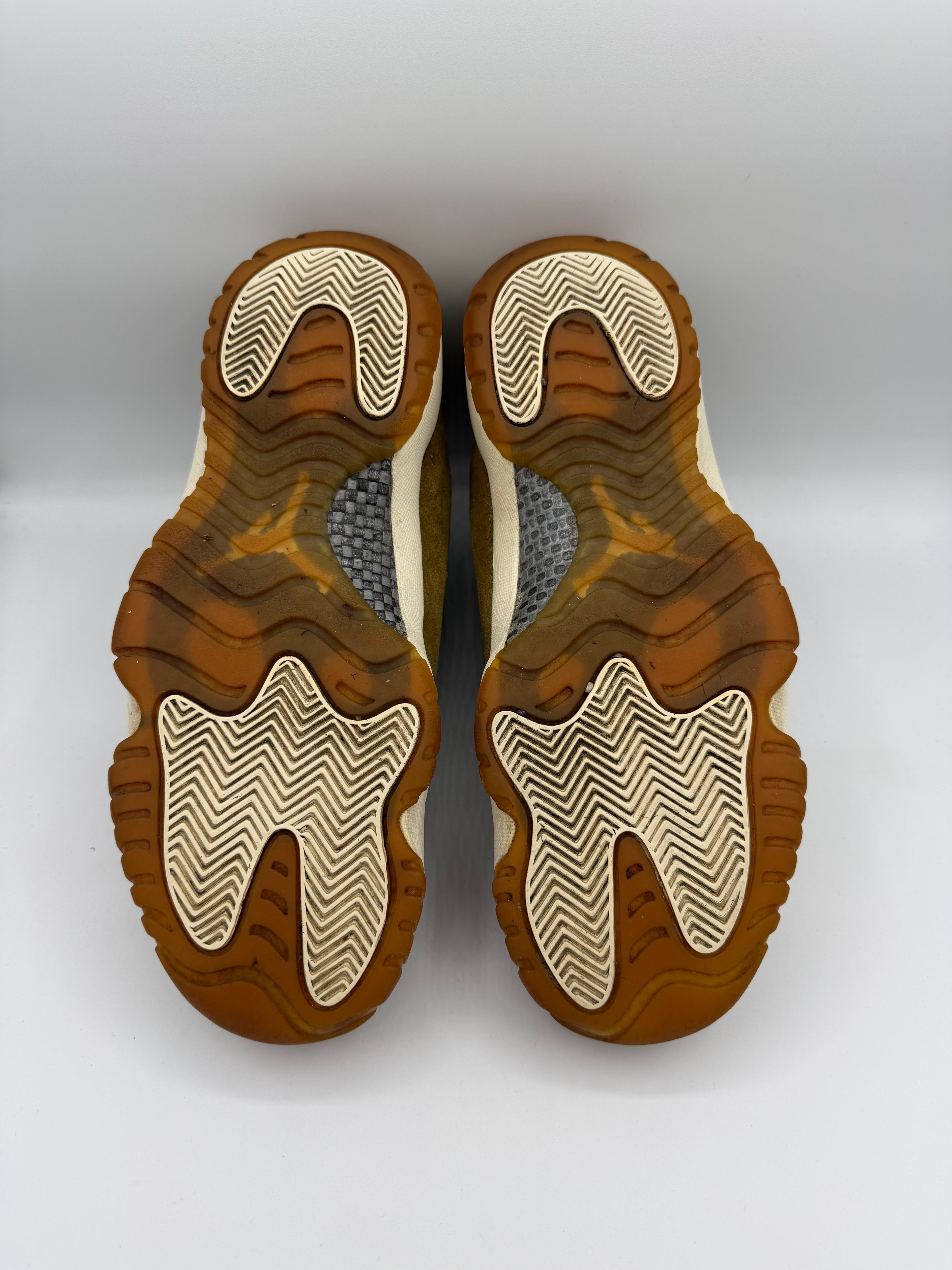 Jordan 11 Retro Neutral Olive W - 44,5Eu (USED)