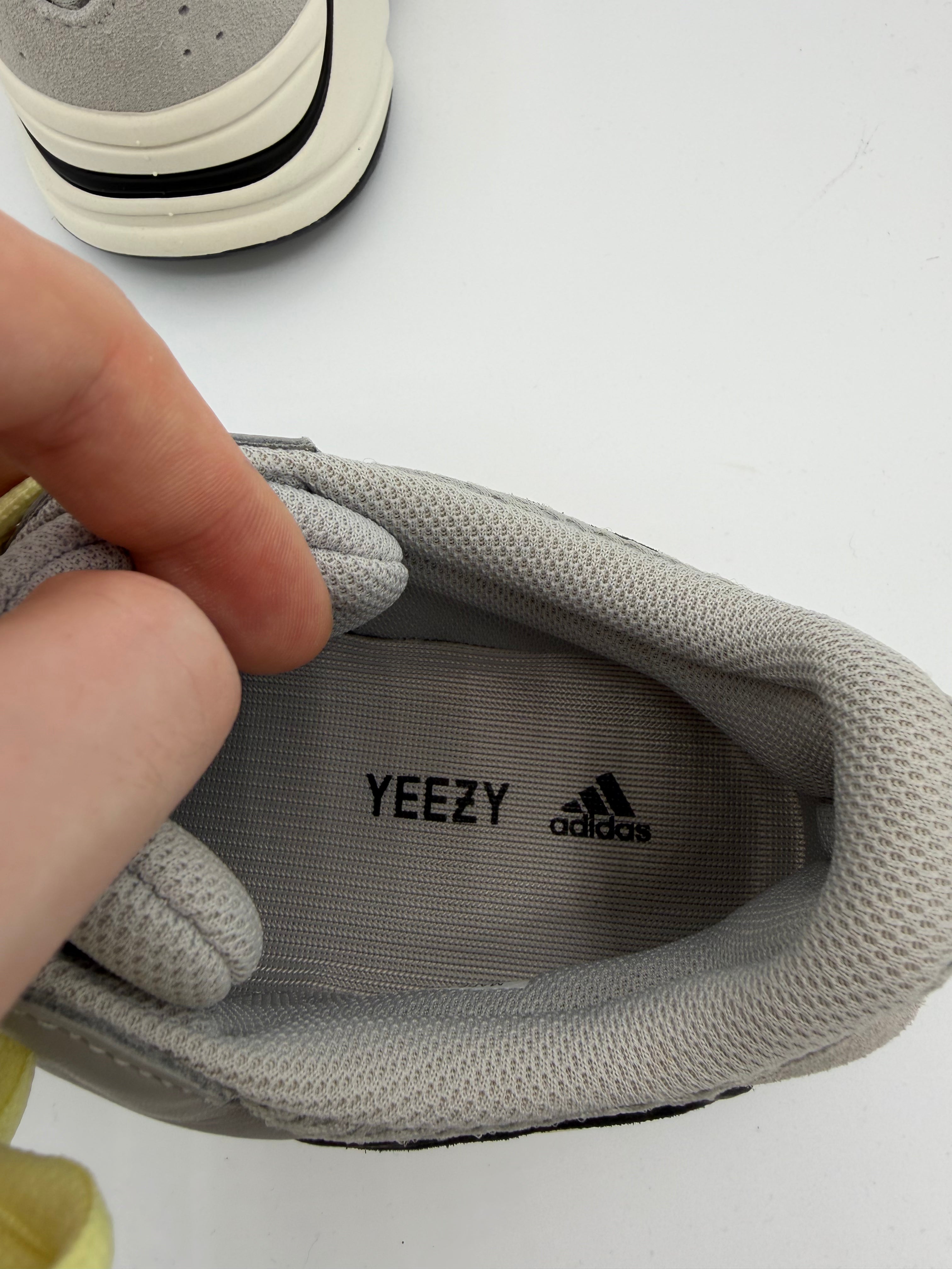 Yeezy Boost 700 Wave Runner - 45Eu (USED)