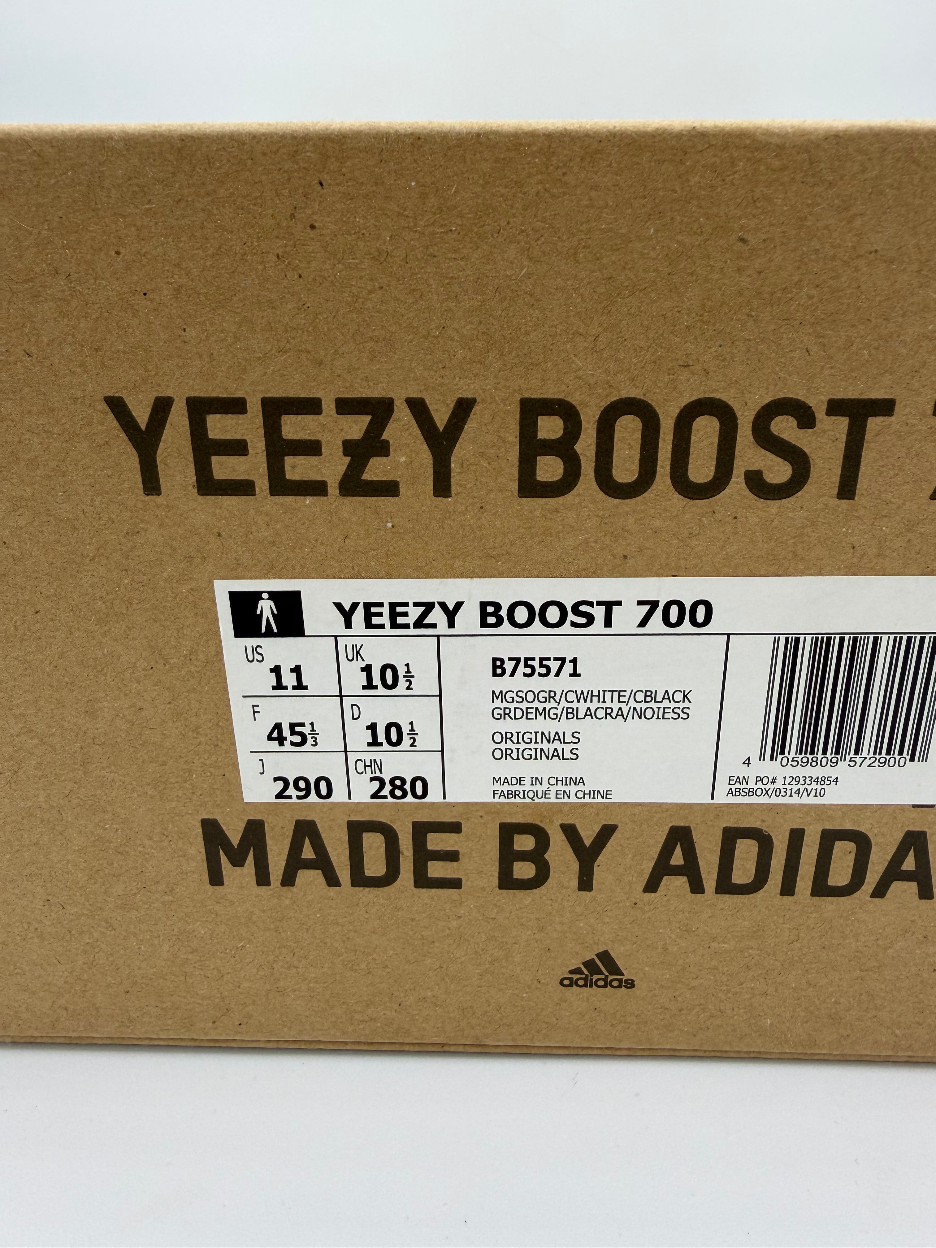 Yeezy Boost 700 Wave Runner - 45Eu (USED)
