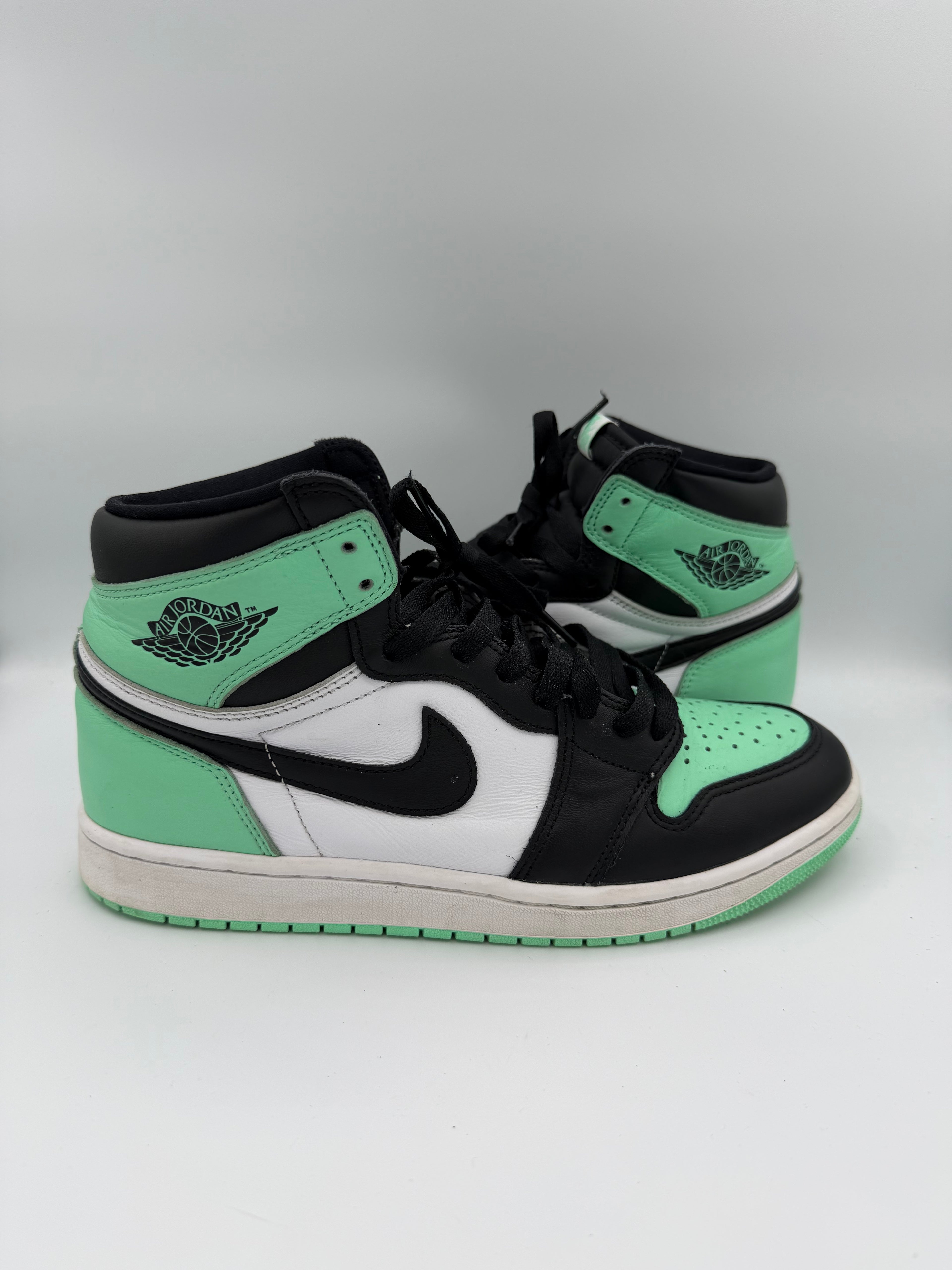 Jordan 1 Retro High OG Green Glow - 44Eu (USED)