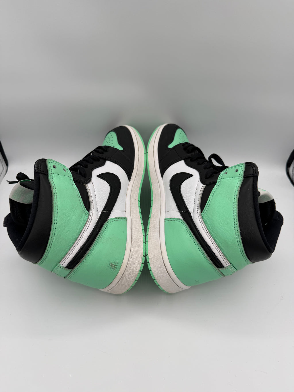 Jordan 1 Retro High OG Green Glow - 44Eu (USED)