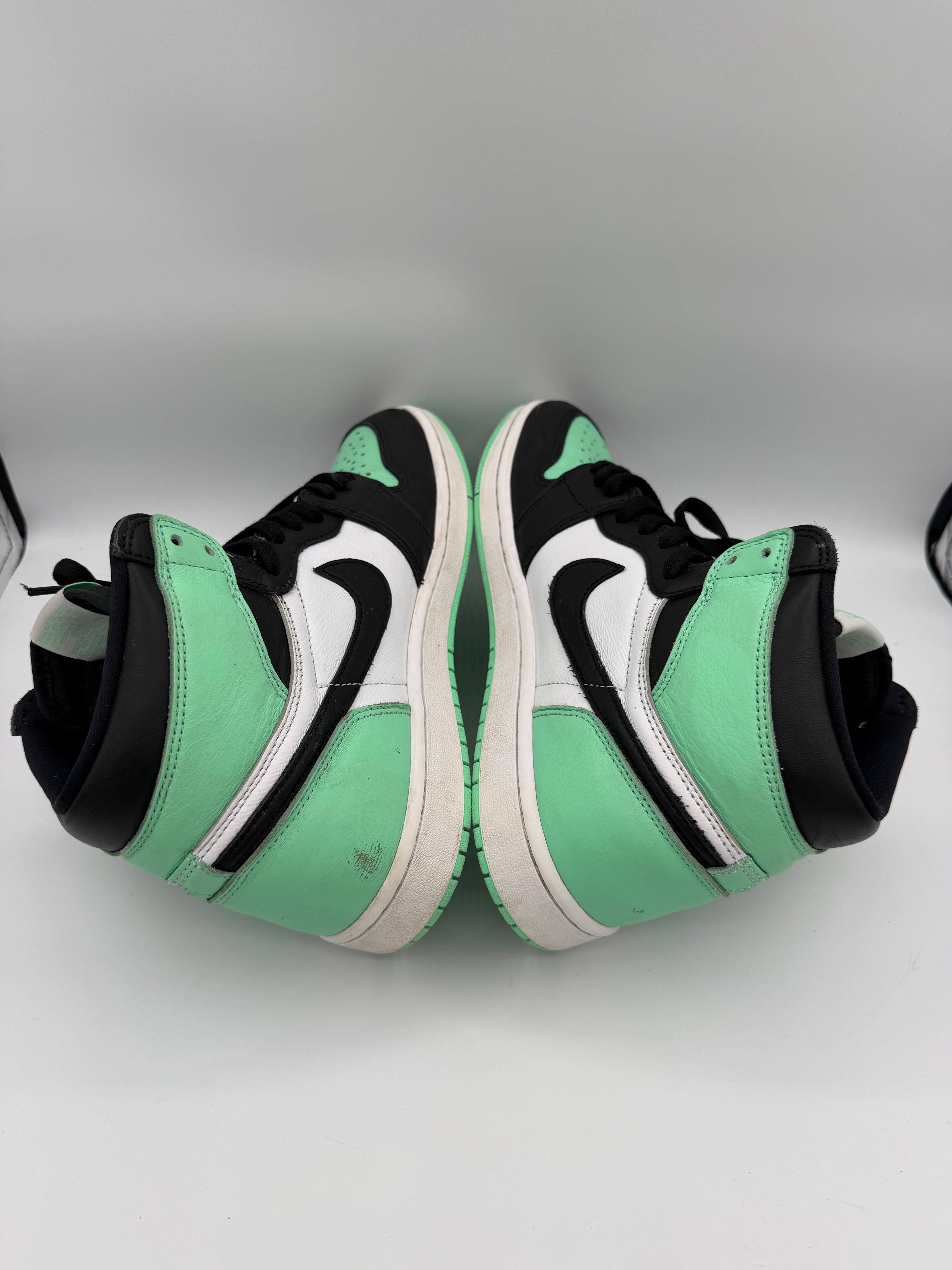 Jordan 1 Retro High OG Green Glow - 44Eu (USED)