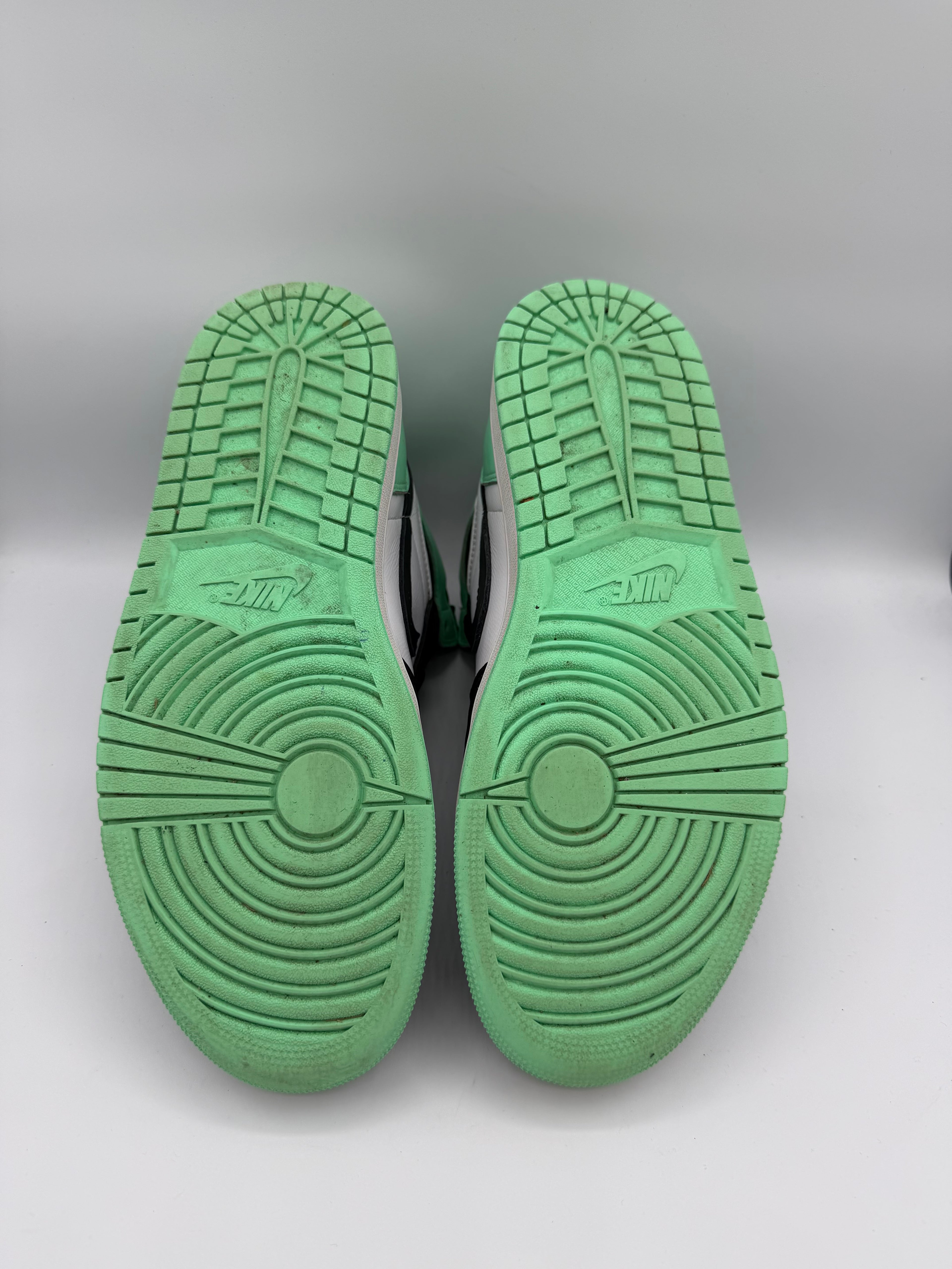 Jordan 1 Retro High OG Green Glow - 44Eu (USED)