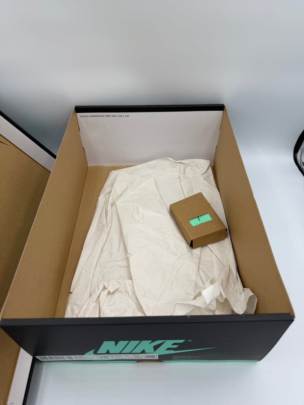 Jordan 1 Retro High OG Green Glow - 44Eu (USED)