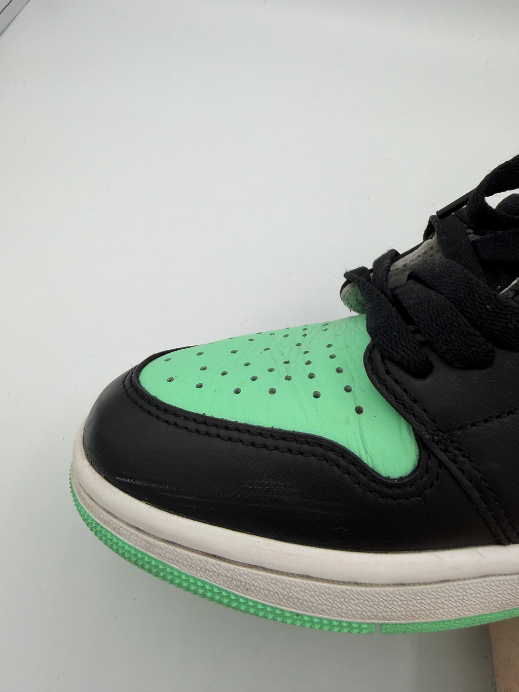 Jordan 1 Retro High OG Green Glow - 44Eu (USED)