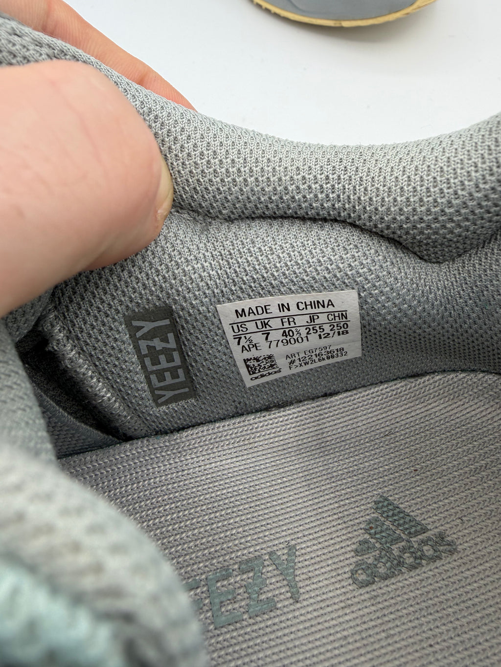 Yeezy Boost 700 Inertia - 40,5Eu (USED)