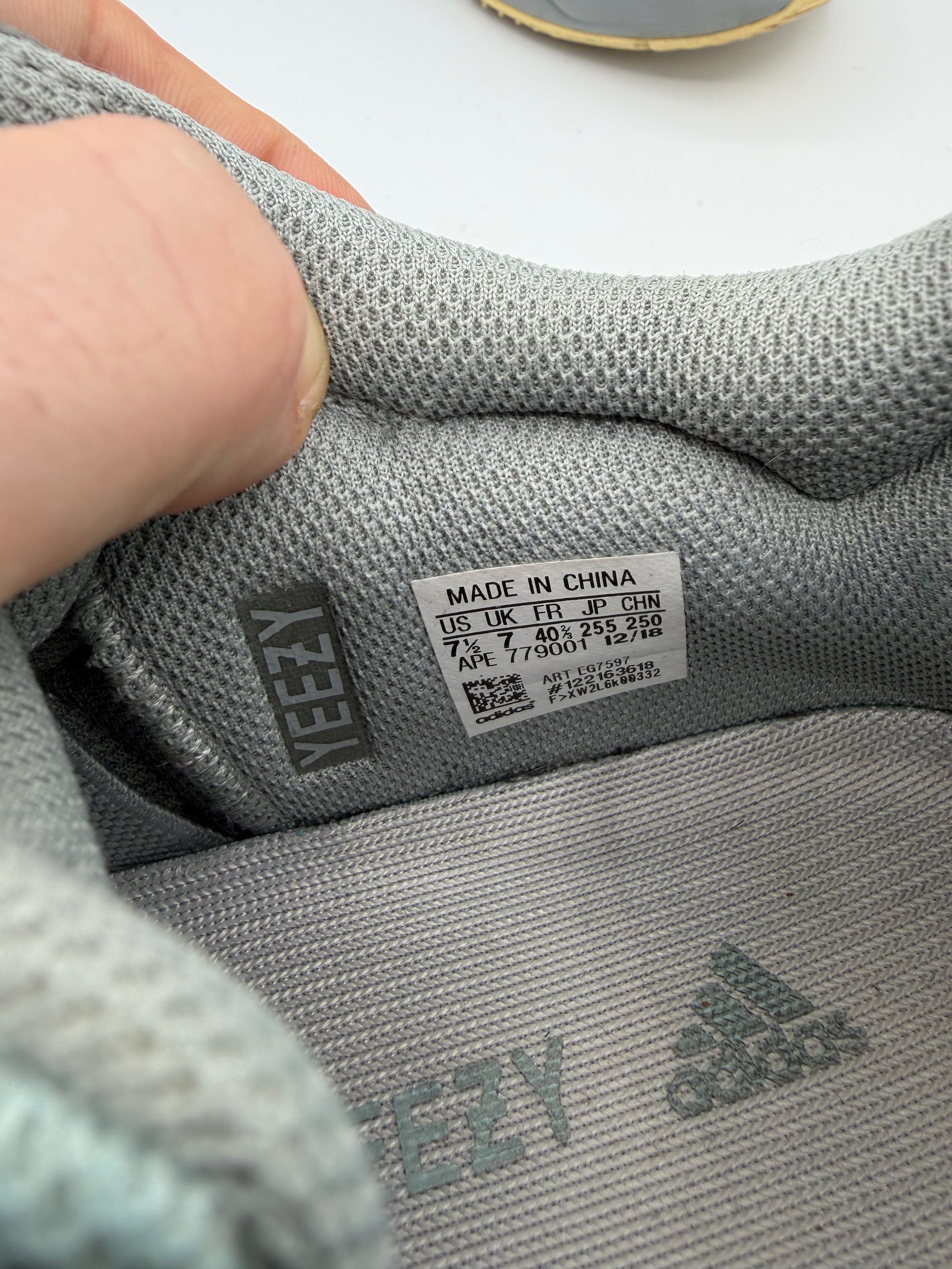 Yeezy Boost 700 Inertia - 40,5Eu (USED)