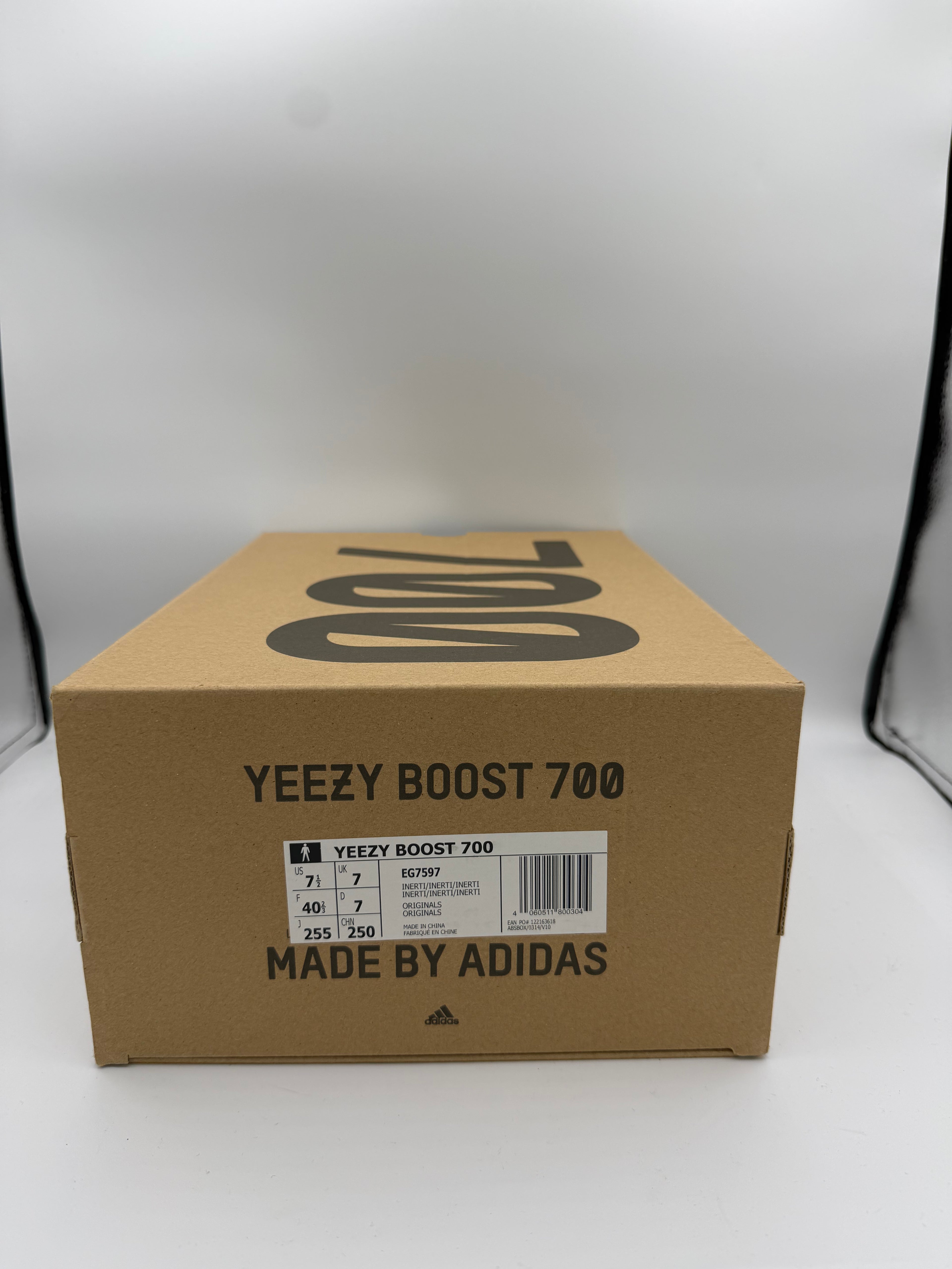 Yeezy Boost 700 Inertia - 40,5Eu (USED)